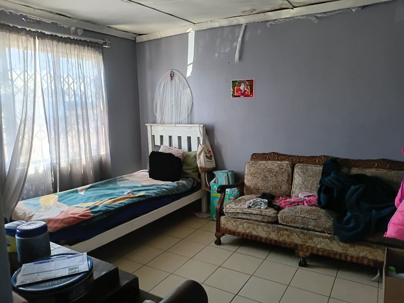 Prime Single Residential house with huge vacant land  - Photo 4