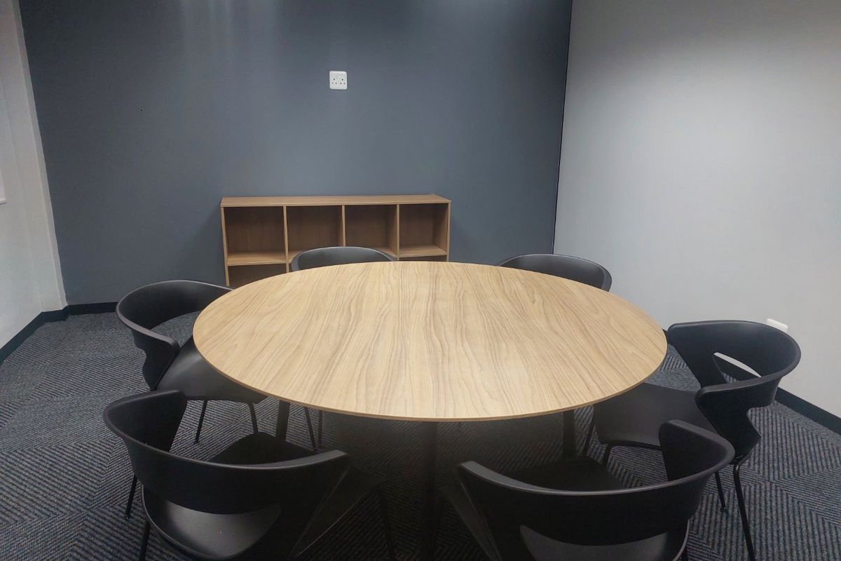 Move-In Ready Furnished Office for 6–7 with Generator - Photo 3