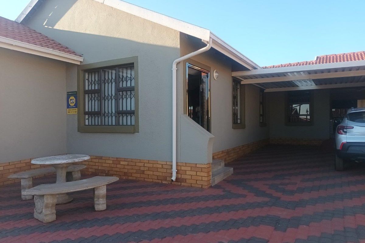 3 Bed House in Spruit View for Sale - Photo 2
