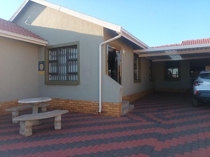 3 Bed House in Spruit View for Sale - Photo 2