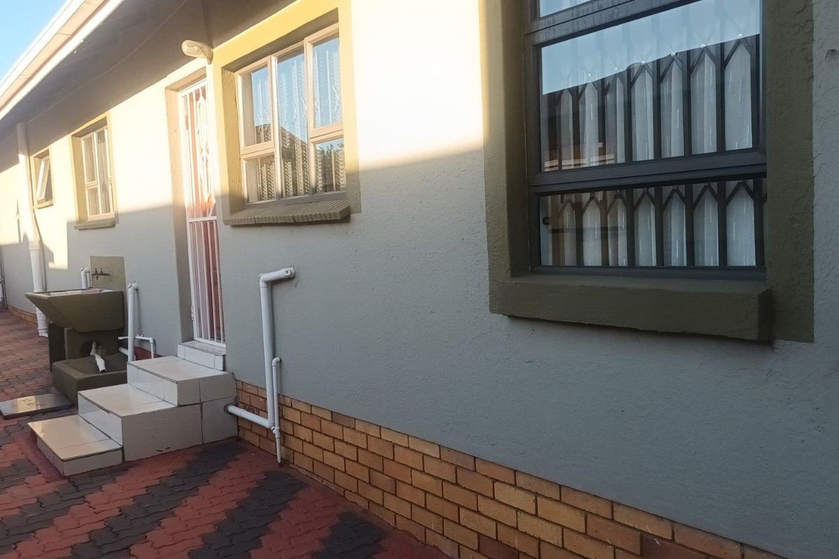 3 Bed House in Spruit View for Sale - Photo 3