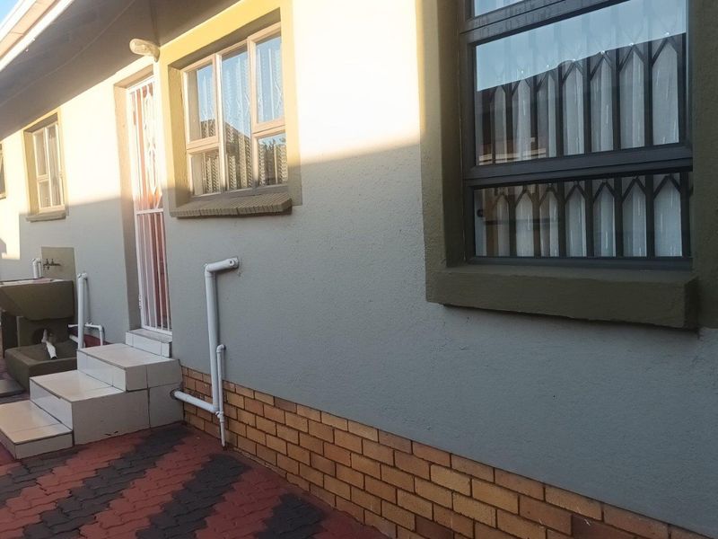 3 Bed House in Spruit View for Sale - Photo 3
