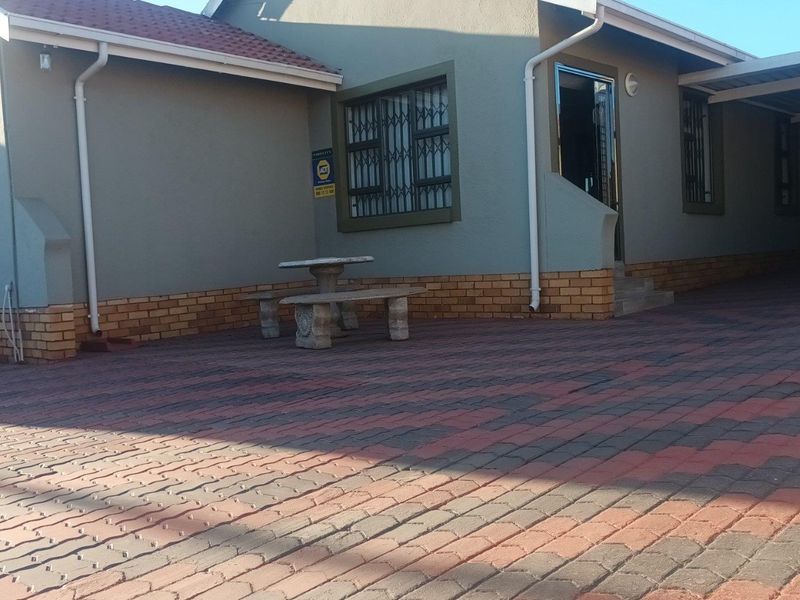 3 Bed House in Spruit View for Sale - Photo 8