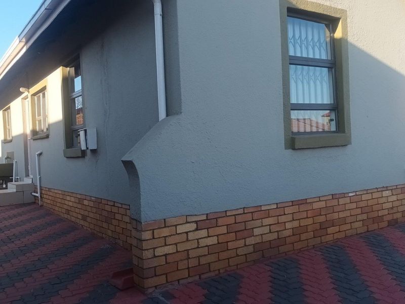 3 Bed House in Spruit View for Sale - Photo 7