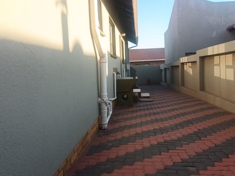 3 Bed House in Spruit View for Sale - Photo 6