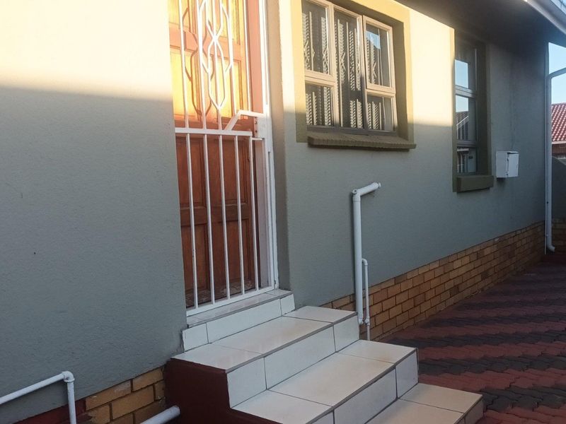 3 Bed House in Spruit View for Sale - Photo 4