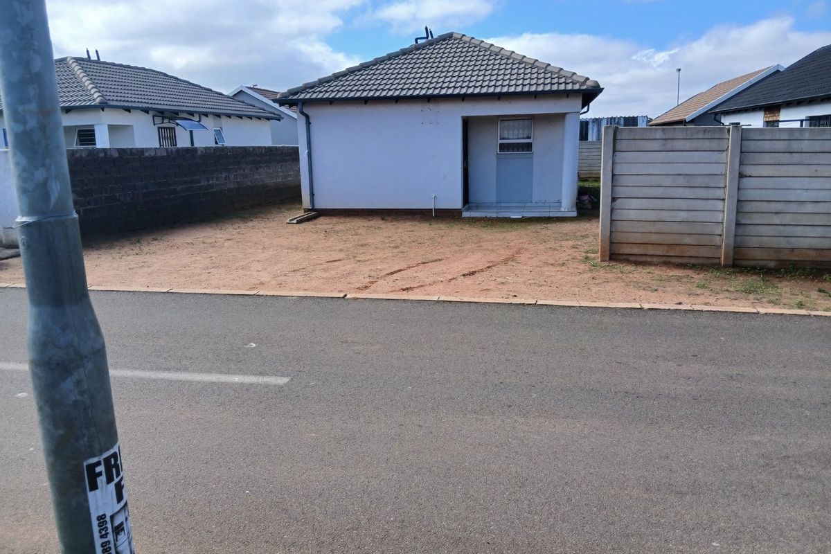 Morden 3 bedroom Home -Move  in ready  - Photo 2