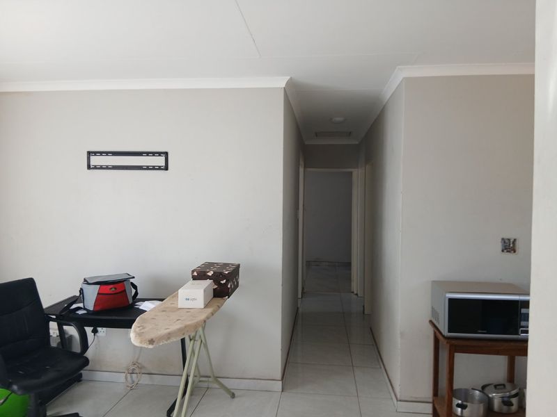 Morden 3 bedroom Home -Move  in ready  - Photo 9
