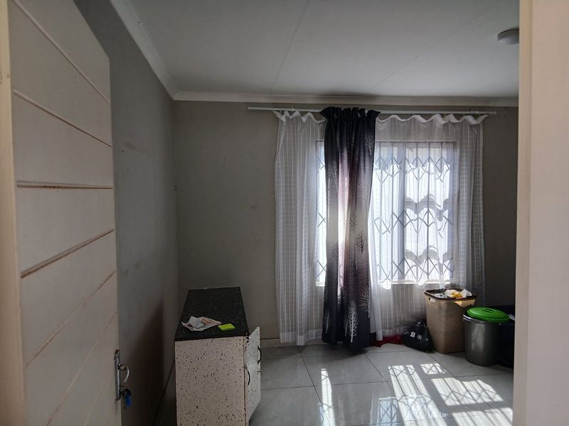 Morden 3 bedroom Home -Move  in ready  - Photo 10
