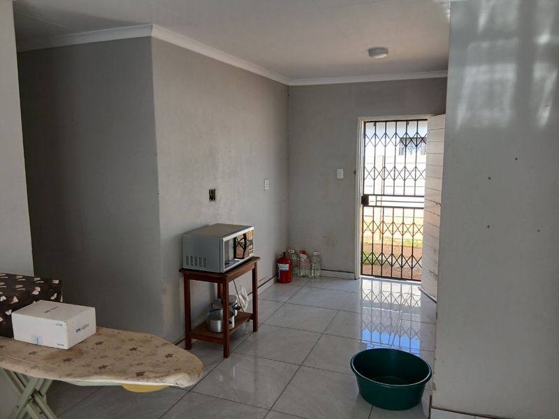 Morden 3 bedroom Home -Move  in ready  - Photo 8