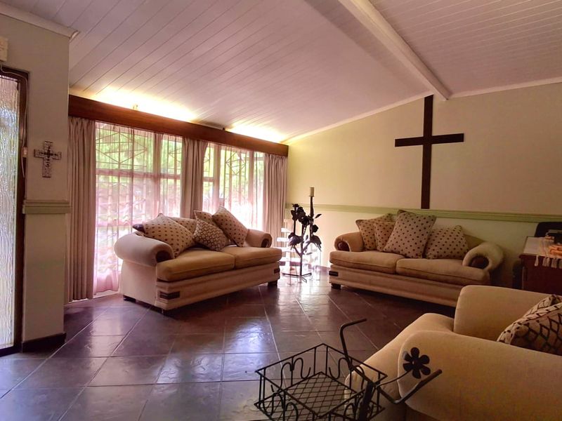 Spacious 3-Bedroom Family Home Within Walking Distance to a Primary School and Shopping Centers - Photo 4