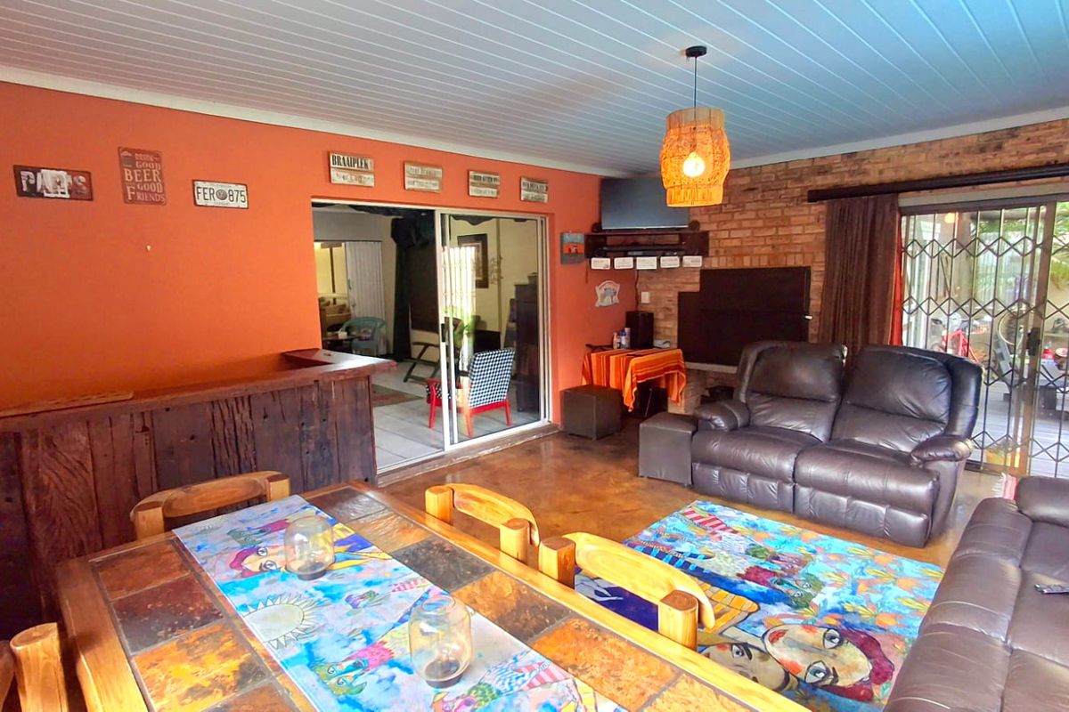 Spacious 3-Bedroom Family Home Within Walking Distance to a Primary School and Shopping Centers - Photo 3
