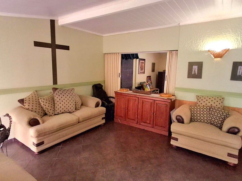 Spacious 3-Bedroom Family Home Within Walking Distance to a Primary School and Shopping Centers - Photo 10