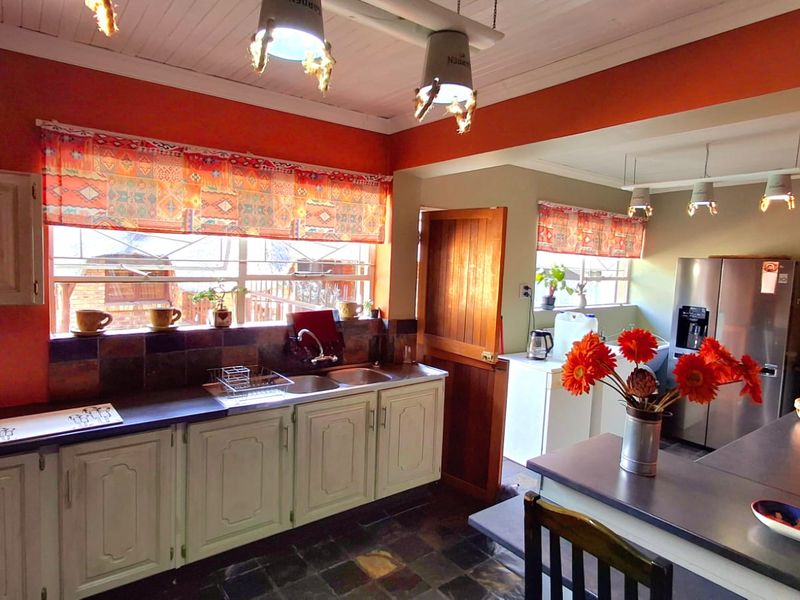 Spacious 3-Bedroom Family Home Within Walking Distance to a Primary School and Shopping Centers - Photo 7
