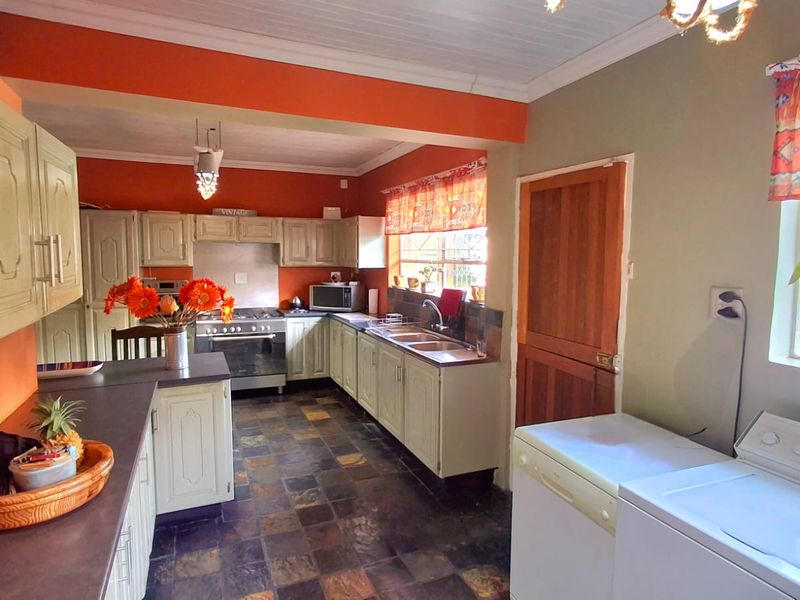 Spacious 3-Bedroom Family Home Within Walking Distance to a Primary School and Shopping Centers - Photo 2