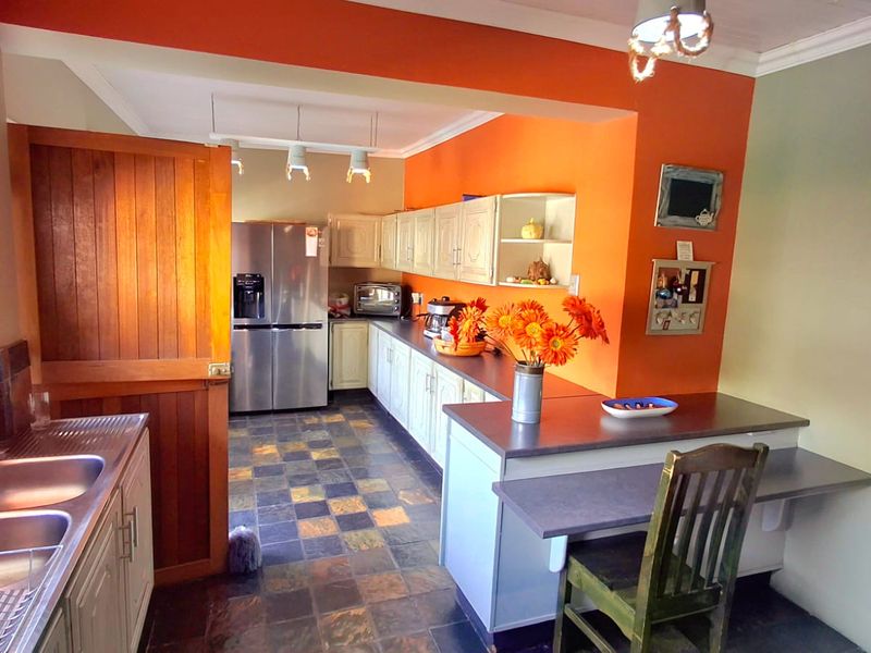 Spacious 3-Bedroom Family Home Within Walking Distance to a Primary School and Shopping Centers - Photo 6