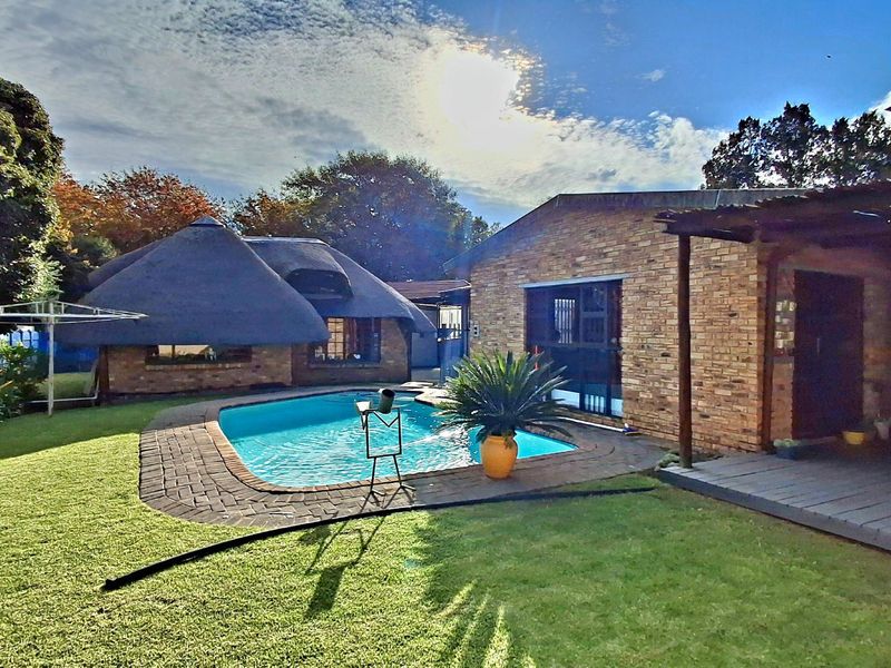 Spacious 3-Bedroom Family Home Within Walking Distance to a Primary School and Shopping Centers - Photo 1