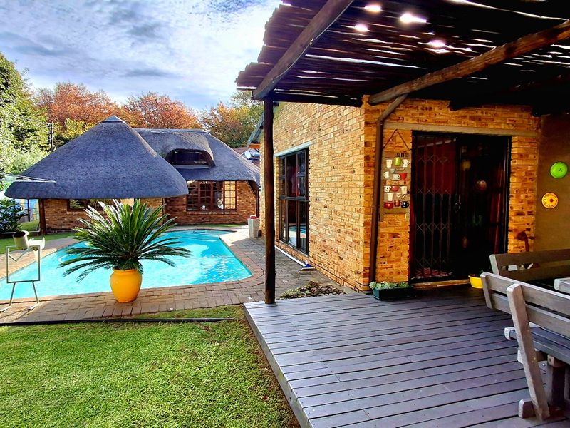 Spacious 3-Bedroom Family Home Within Walking Distance to a Primary School and Shopping Centers - Photo 1