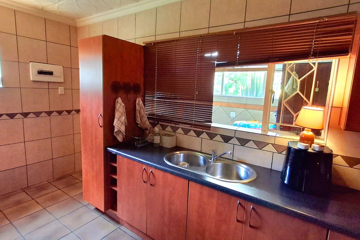 Spacious Family Home with Borehole & Flatlet – Walking Distance to Schools - Photo 5