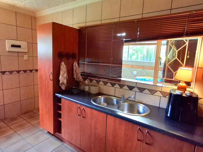 Spacious Family Home with Borehole & Flatlet – Walking Distance to Schools - Photo 5