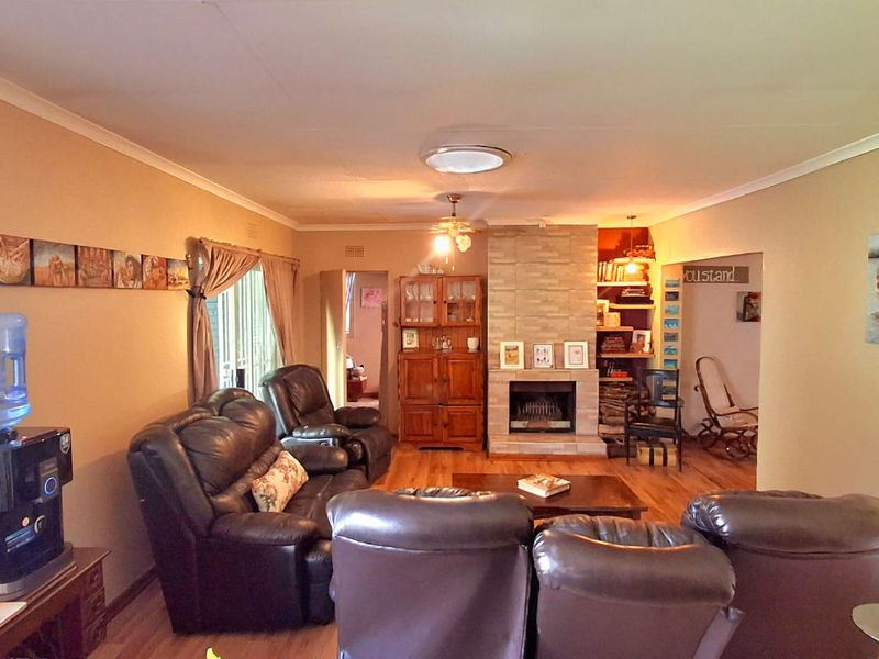 Spacious Family Home with Borehole & Flatlet – Walking Distance to Schools - Photo 3