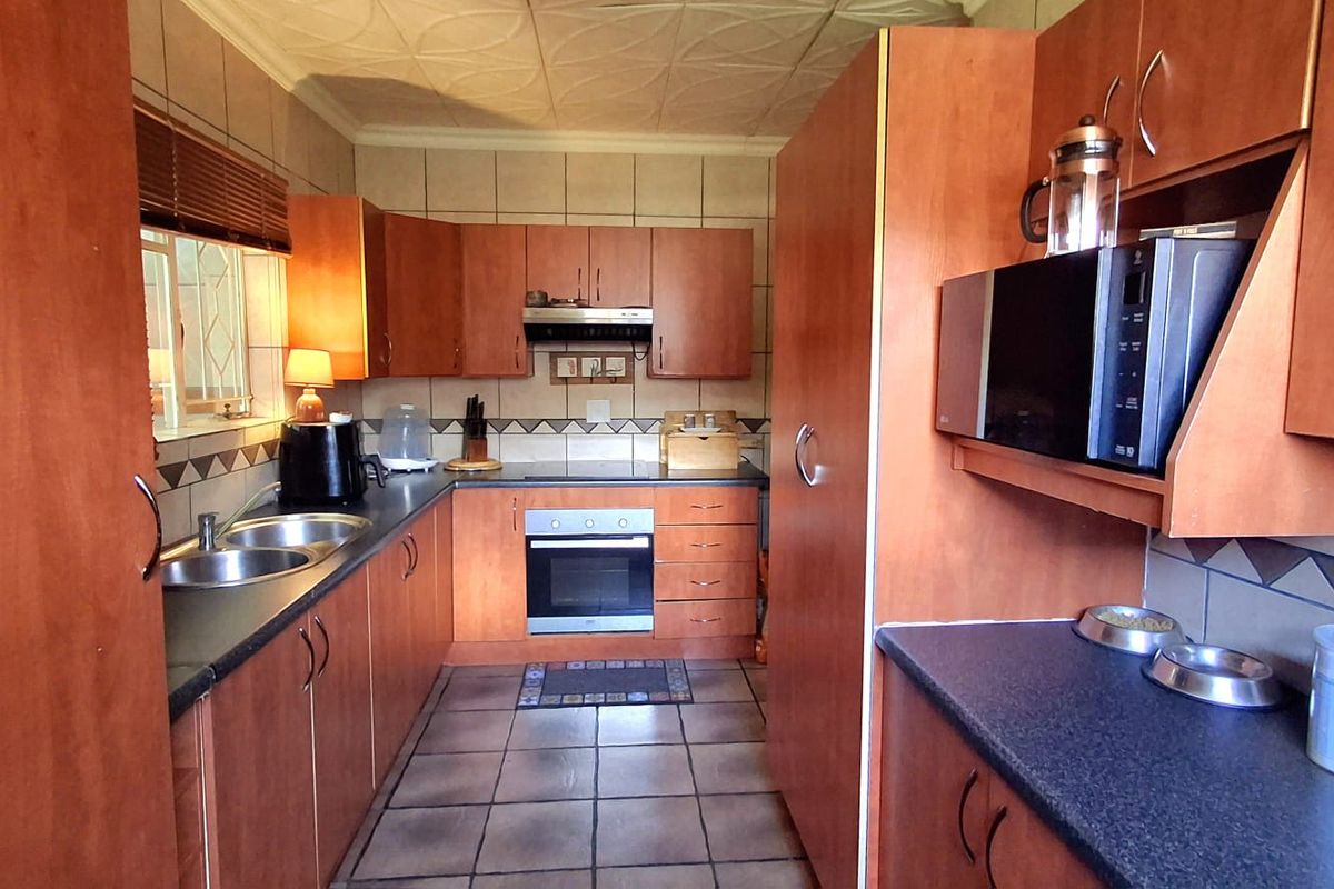 Spacious Family Home with Borehole & Flatlet – Walking Distance to Schools - Photo 2