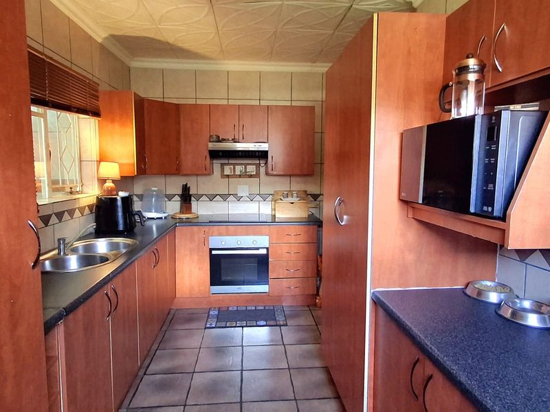 Spacious Family Home with Borehole & Flatlet – Walking Distance to Schools - Photo 2