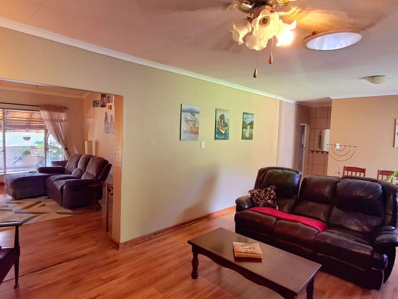 Spacious Family Home with Borehole & Flatlet – Walking Distance to Schools - Photo 9