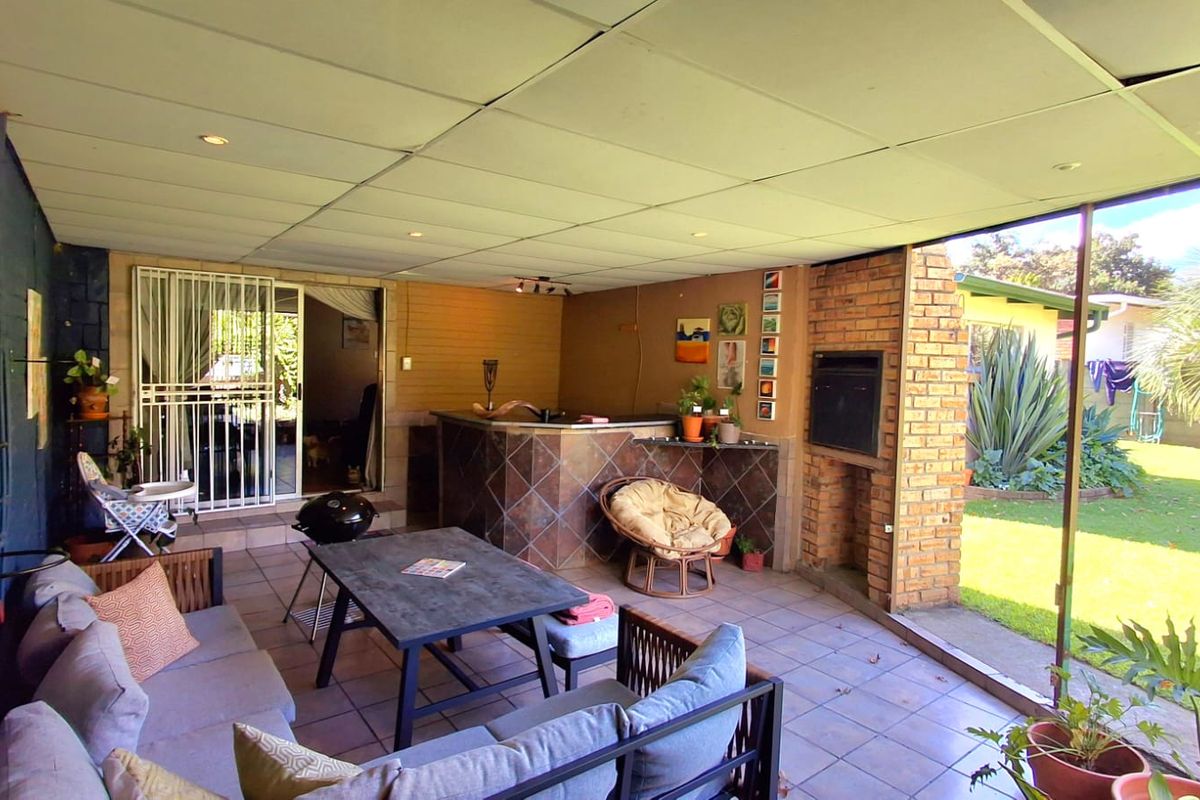 Spacious Family Home with Borehole & Flatlet – Walking Distance to Schools - Photo 4
