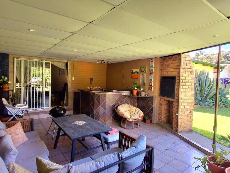 Spacious Family Home with Borehole & Flatlet – Walking Distance to Schools - Photo 4
