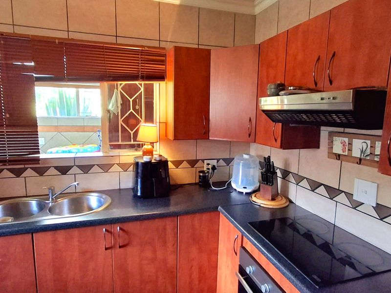 Spacious Family Home with Borehole & Flatlet – Walking Distance to Schools - Photo 6