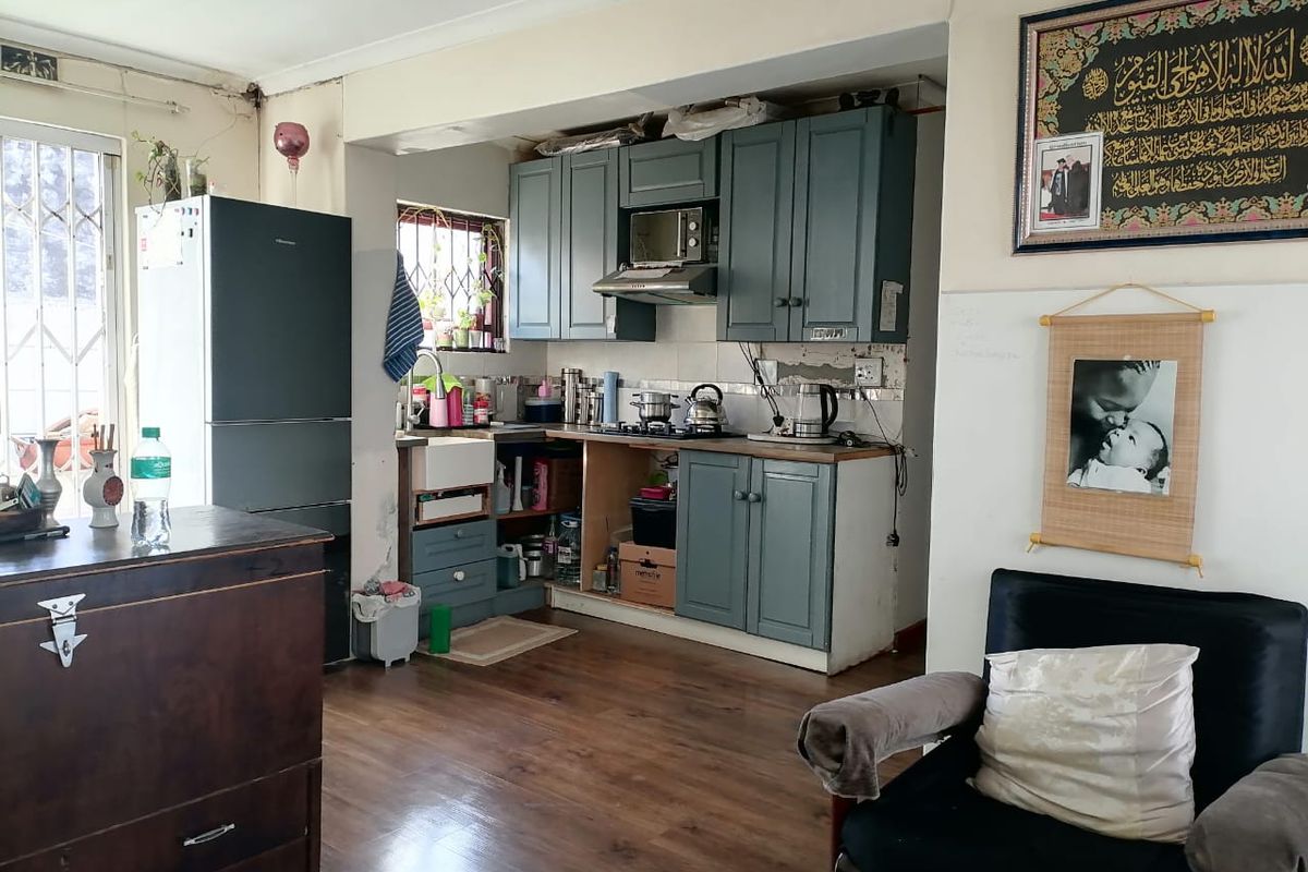 AN IMMACULATE, NEWLY RENOVATED, JUST MOVE IN 3 BEDROOM HOUSE FOR SALE IN BROOKLYN. - Photo 2