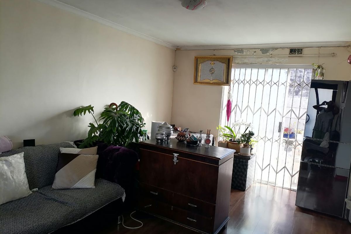 AN IMMACULATE, NEWLY RENOVATED, JUST MOVE IN 3 BEDROOM HOUSE FOR SALE IN BROOKLYN. - Photo 4