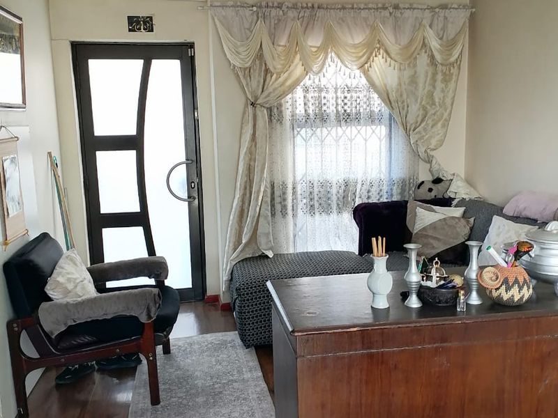 AN IMMACULATE, NEWLY RENOVATED, JUST MOVE IN 3 BEDROOM HOUSE FOR SALE IN BROOKLYN. - Photo 3