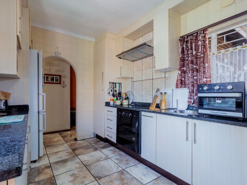 “Versatile 3-Bedroom Home with Study/4th Room in Secure Walnut Villas” - Photo 3