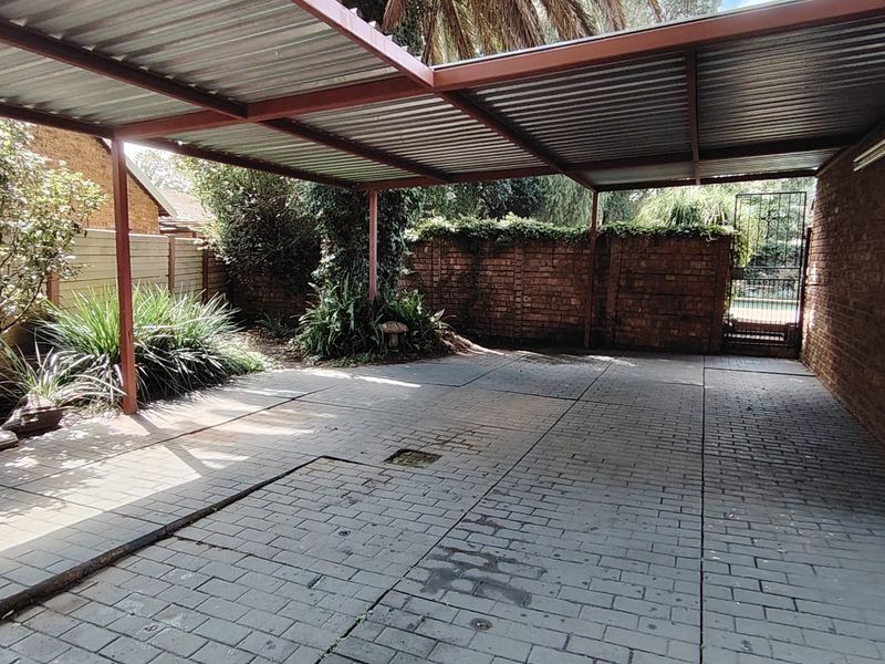 Well-Maintained Family Home on a Prime Corner Stand – Wierdapark - Photo 5