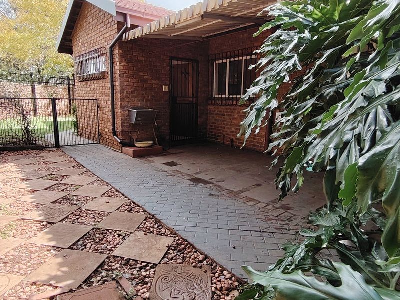 Well-Maintained Family Home on a Prime Corner Stand – Wierdapark - Photo 6
