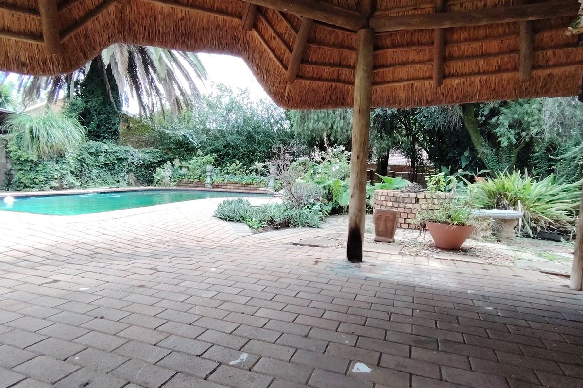 Well-Maintained Family Home on a Prime Corner Stand – Wierdapark - Photo 2