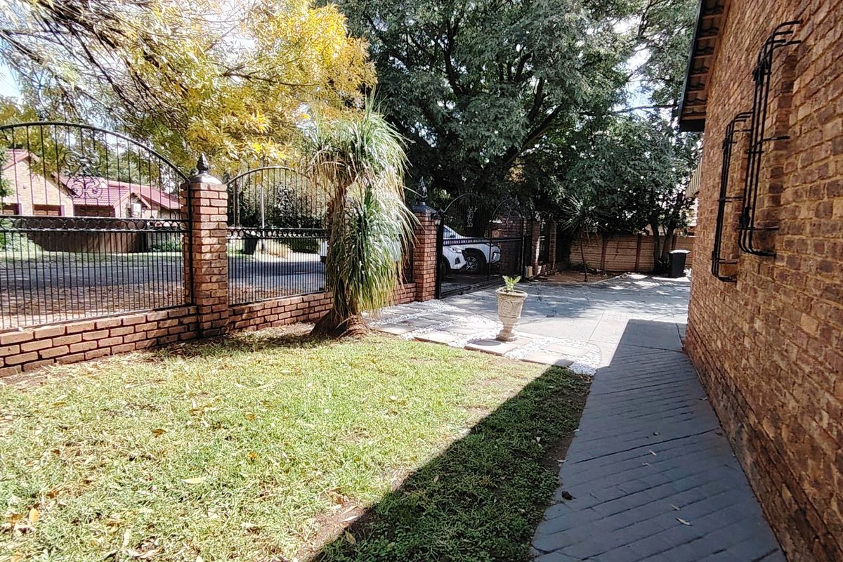 Well-Maintained Family Home on a Prime Corner Stand – Wierdapark - Photo 4
