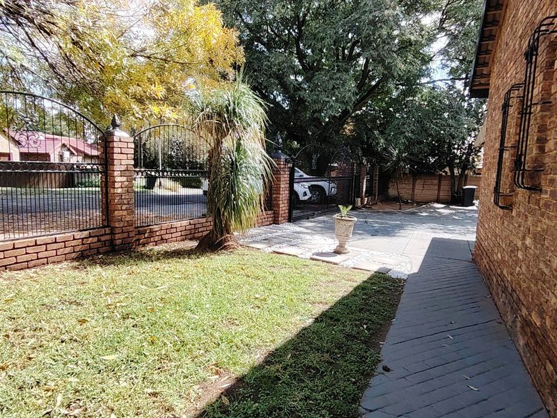 Well-Maintained Family Home on a Prime Corner Stand – Wierdapark - Photo 4