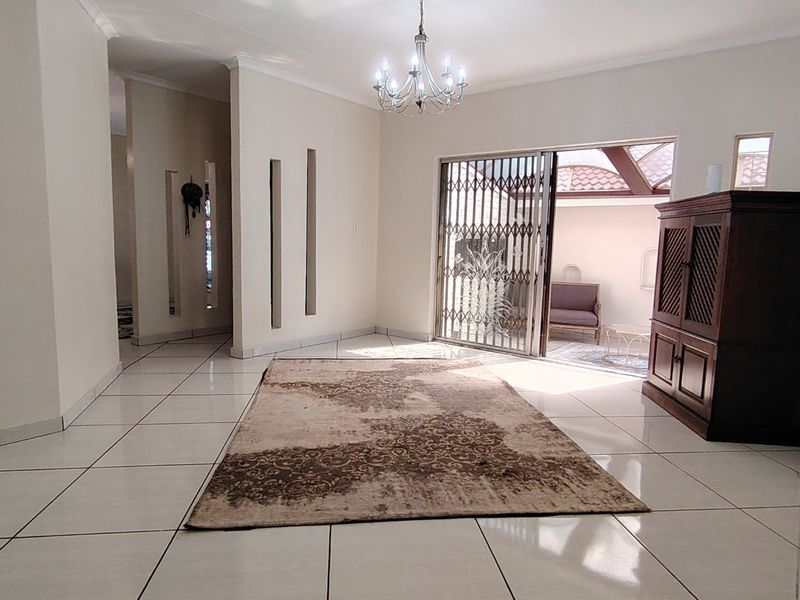 Well-Maintained Family Home on a Prime Corner Stand – Wierdapark - Photo 10