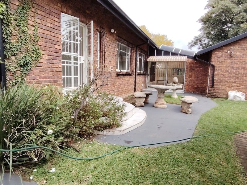 Well-Maintained Family Home on a Prime Corner Stand – Wierdapark - Photo 9