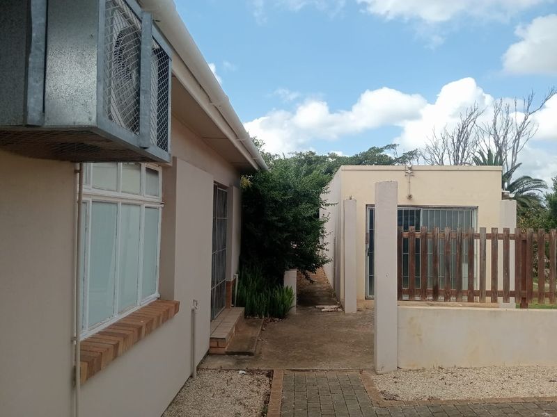 JEFFREYS BAY - CENTRALLY LOCATED COMMERCIAL GEM FOR SALE - Photo 10