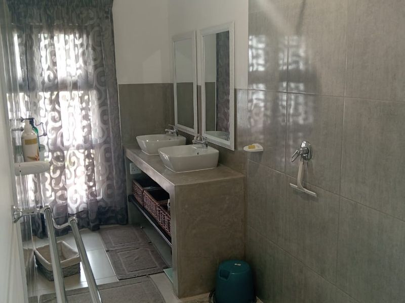 UNIQUE 3 BEDROOM HOUSE FOR SALE IN WAVECREST JEFFREYS BAY - Photo 6