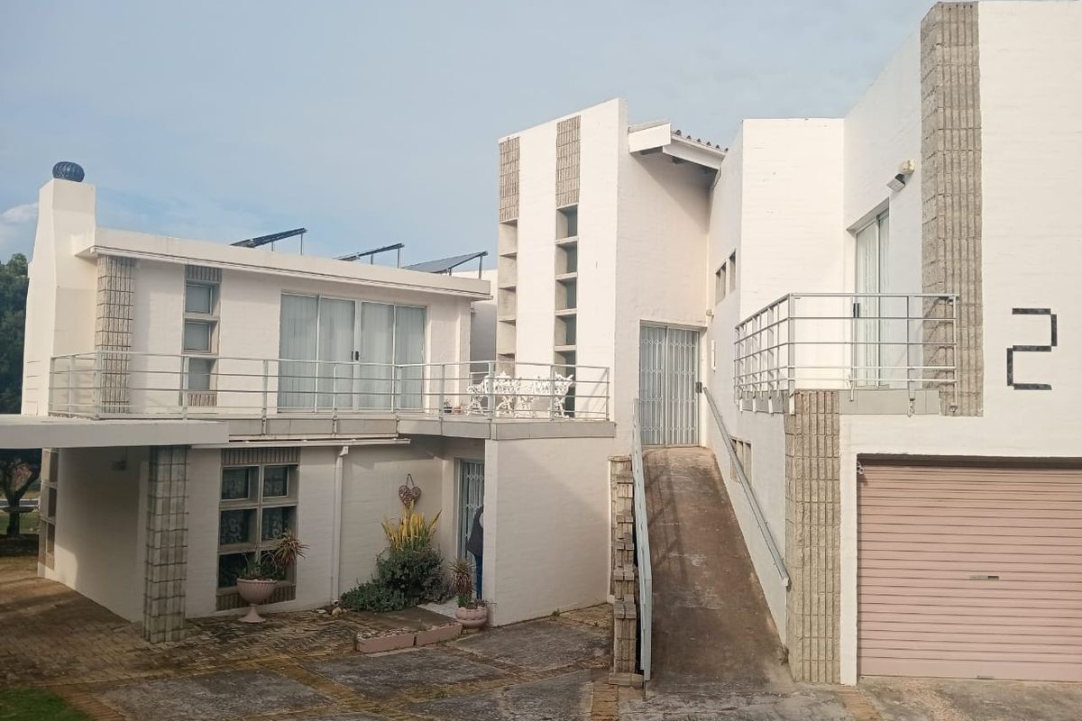 UNIQUE 3 BEDROOM HOUSE FOR SALE IN WAVECREST JEFFREYS BAY - Photo 3