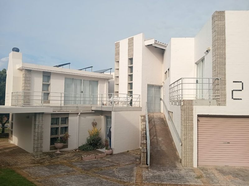 UNIQUE 3 BEDROOM HOUSE FOR SALE IN WAVECREST JEFFREYS BAY - Photo 3