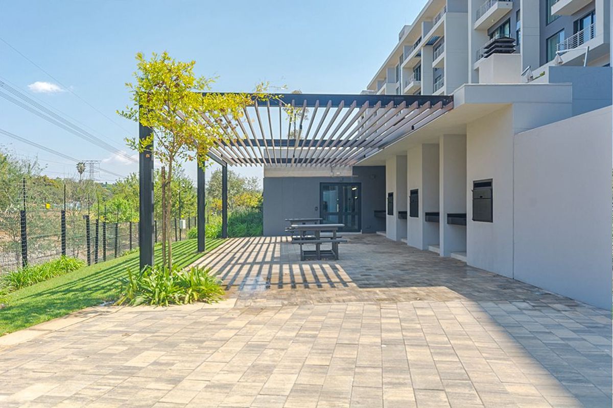 Spacious 2 Bed 2 Bath Apartment - Photo 2