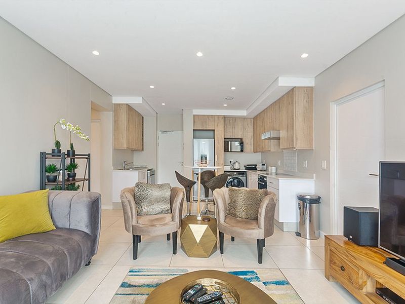Spacious 2 Bed 2 Bath Apartment - Photo 3