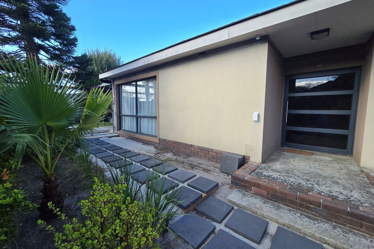 Spacious and Gracious modern home  - Photo 4