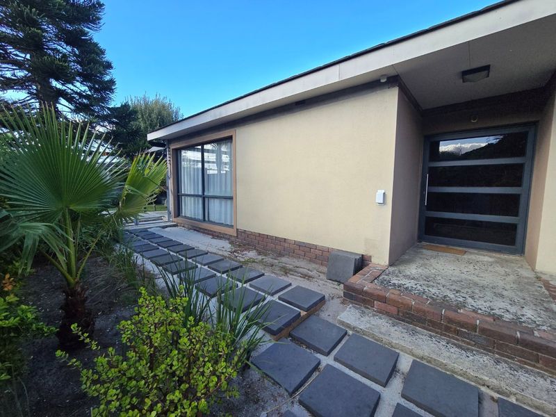 Spacious and Gracious modern home  - Photo 4